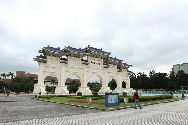 Comment organiser un séjour en Islande avec des ateliers de sculpture sur glace et des excursions pour observer les aurores boréales ?