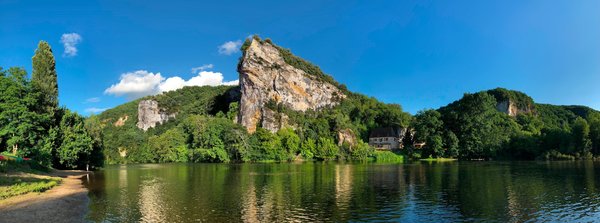 Comment organiser des vacances en Dordogne avec des ateliers de céramique et des visites de grottes préhistoriques?